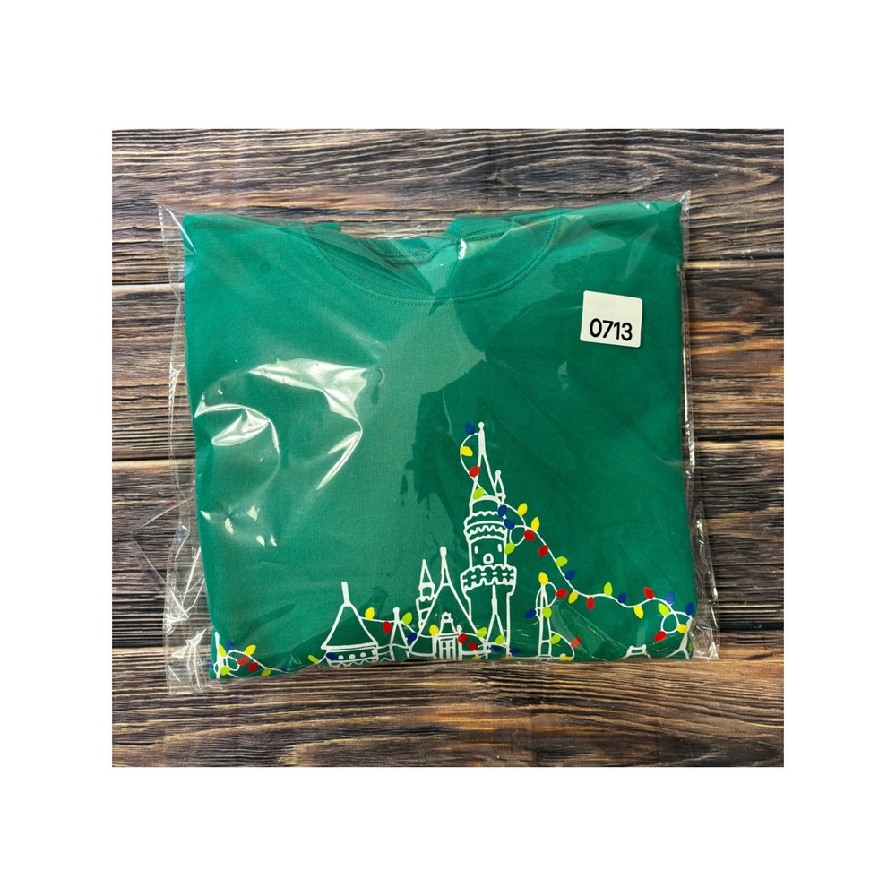 Sweatshirt Mens L/G Green Castle Christmas Graphic Print Preshrunk Pullover - Picture 12 of 12